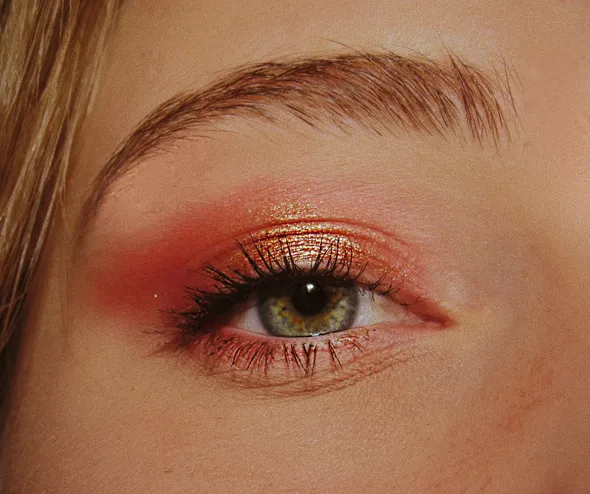 Eine Frau bei der Wimpernbehandlung in der Nahaufnahme