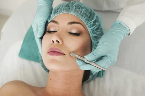 Eine Frau bei der Microdermabrasion bei Ladies By Rey Hannover